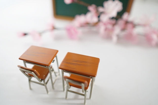 桜の花と学習机が写った画像